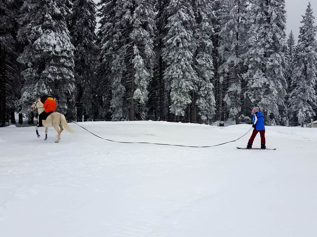 Snowboarddal is ki lehet próbálni, bár síléccel könnyebb talpon maradni