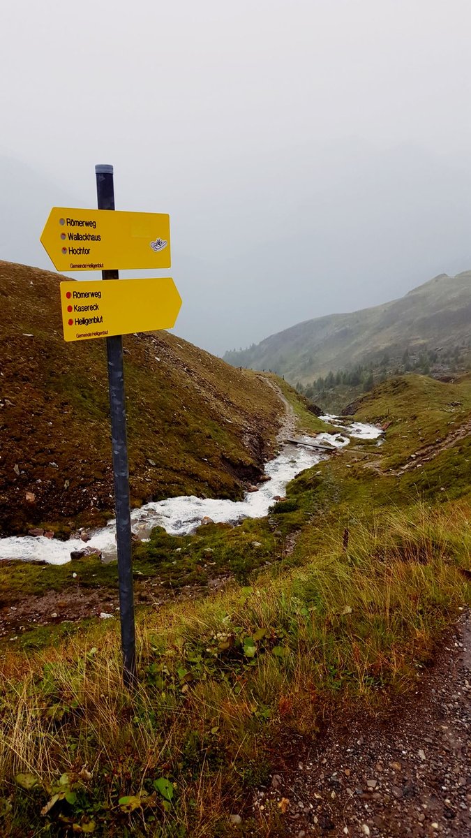 Túraútvonalakat jelző tábla a panorámaút mellett