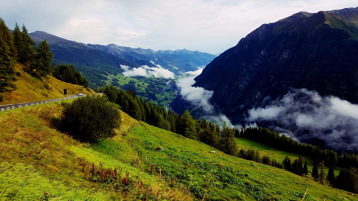 A panorámaútról a völgybe tekintve