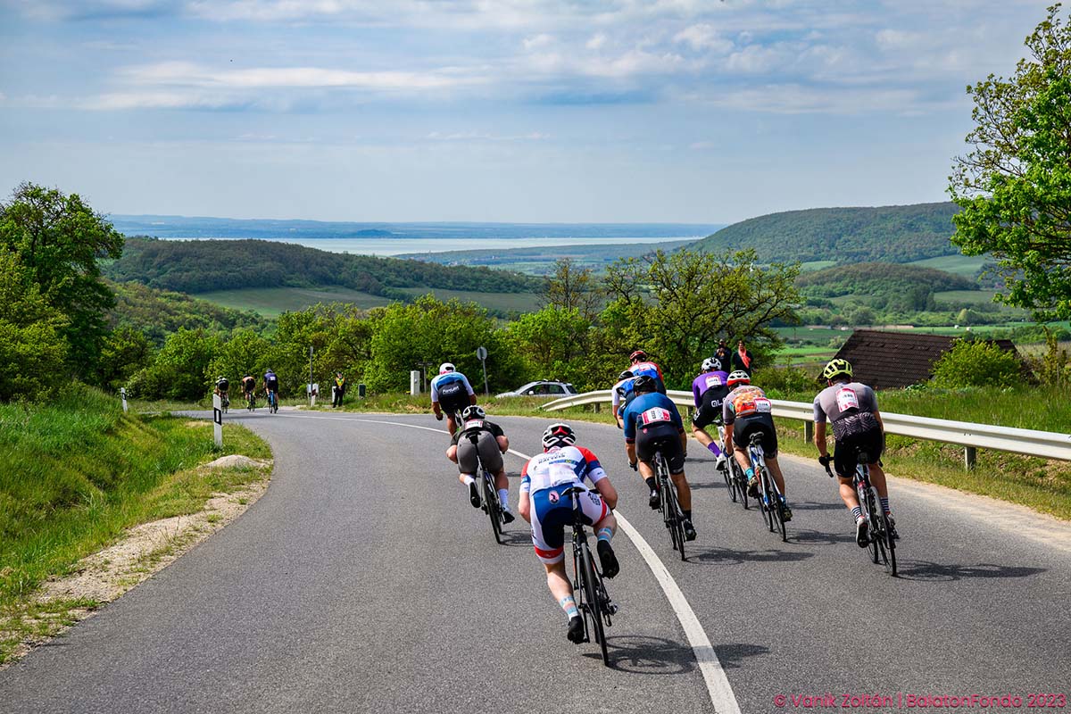 Országúti kerékpárosok szevasztok: BalatonFondo 2024-6