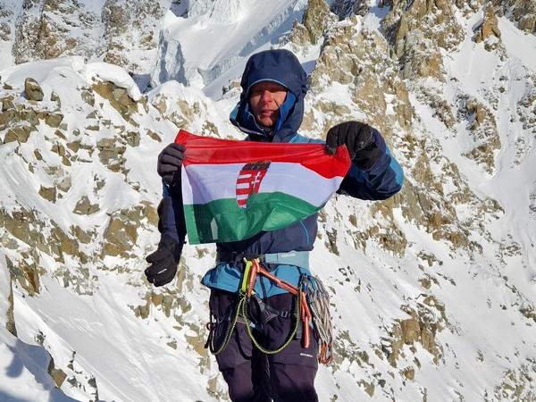 Magyar alpinisták télen nyitottak új utat Grúzia legmagasabb hegyén